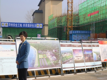 县委副书记、县长王亚珍在一馆一中心项目现场作视频观摩会讲解