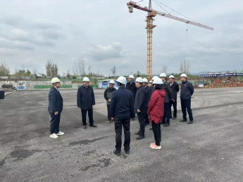 陕西省体育局党组书记、局长尤磊一行至洋县全民健身中心和体育场建设项目现场调研
